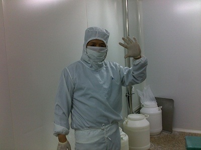 在現(xiàn)場換了藥廠工作服的何總